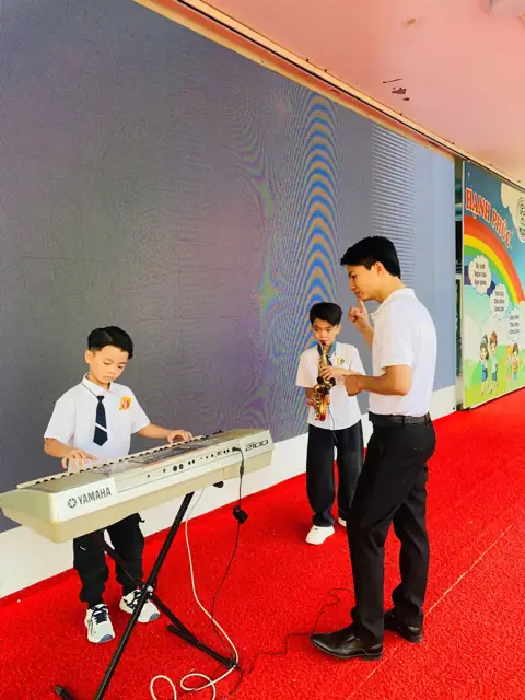 Học viên biểu diễn organ cùng thầy trên sân khấu