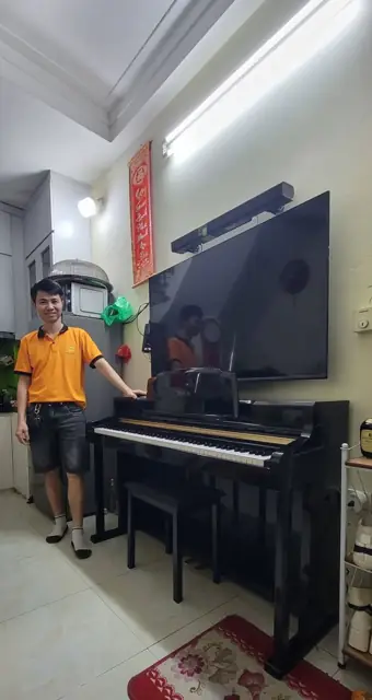 Kỹ thuật viên Piano Thắng giao và lắp đặt đàn tại nhà khách hàng