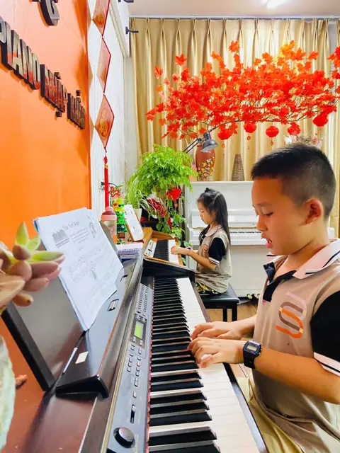 Học viên luyện bài tại lớp