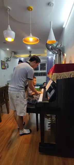 Thầy Thắng hướng dẫn học viên nhỏ