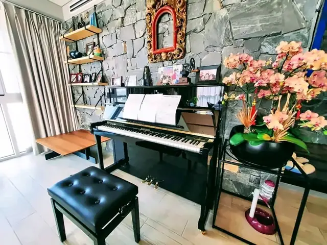 Piano cơ Yamaha đen tại nhà khách hàng