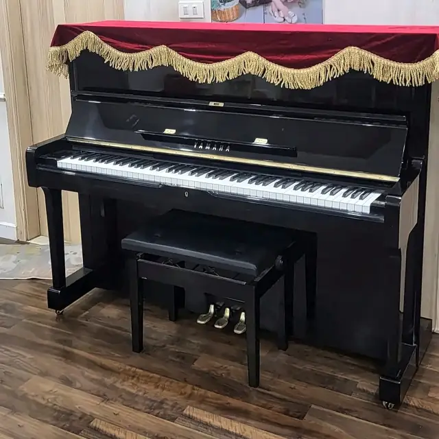 Piano cơ Yamaha đen tại nhà khách hàng