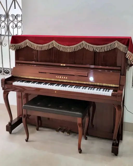 Piano cơ Yamaha màu gỗ chân cong