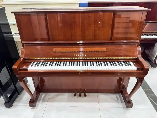 Piano cơ Yamaha màu gỗ tại showroom
