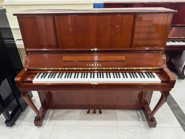 Piano cơ Yamaha nâu